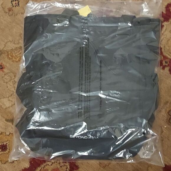 Beyond Yoga Convertible Gym Bag Backpack Black Water Resistant - Picture 8 of 9